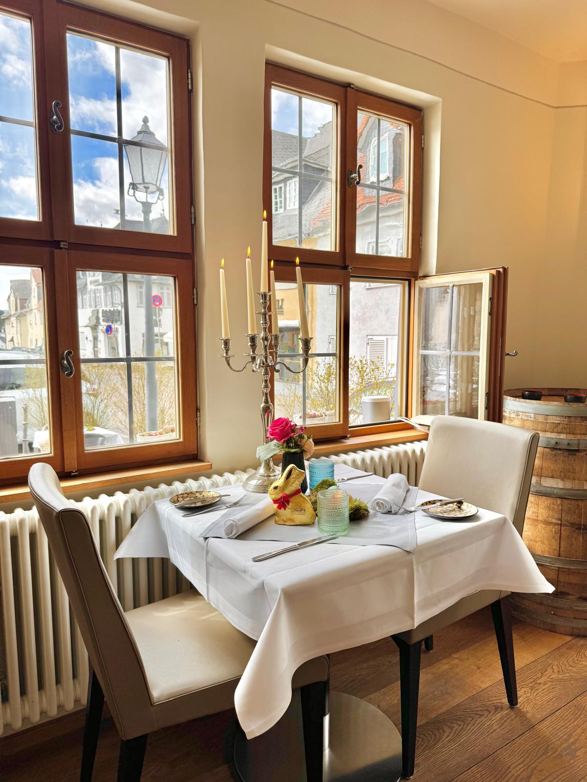 Fensterplatz mit Blick auf den Marktplatz Usingen